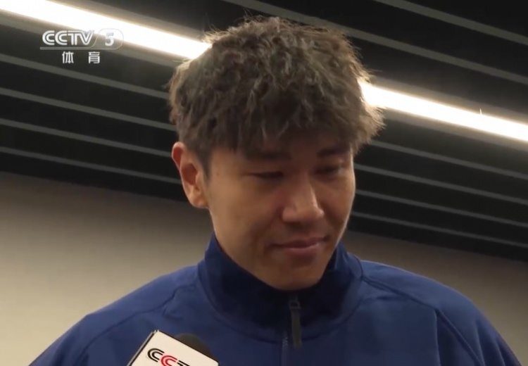  鐵漢柔情！三鎮(zhèn)球員劉奕鳴探望患病小球迷時哽咽