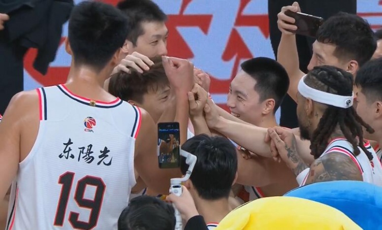  淚目！賽后廣東隊(duì)將趙睿圍在中間碰拳