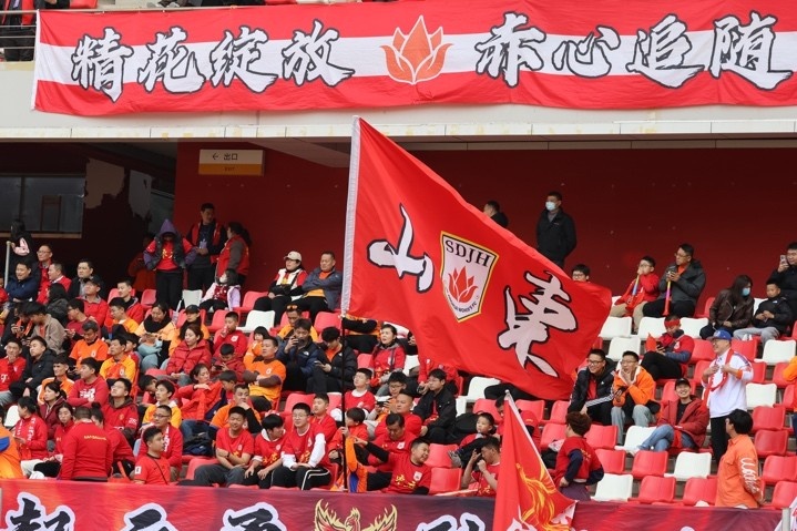 主場(chǎng)上萬名球迷的吶喊助威，給山東體彩女足征戰(zhàn)女超增添了能量與動(dòng)力