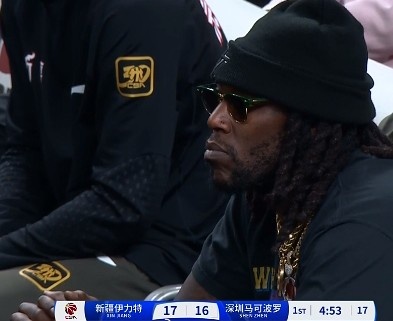  哦呦？你來了！新疆新外援哈雷爾場邊觀戰(zhàn)新疆主場vs深圳的比賽