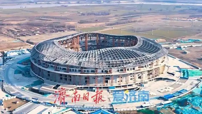  魯媒：戴上1.6萬噸“鋼鐵巨冠”，黃河體育中心球場(chǎng)完成屋蓋施工