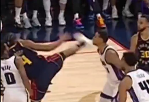  抬腳過高踢到了對(duì)手下巴！NBA官方：穆迪這一動(dòng)作被判1級(jí)惡犯
