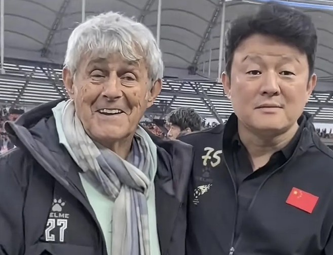  有點(diǎn)像？米盧差點(diǎn)將青島籍演員張磊誤認(rèn)為是孫繼海