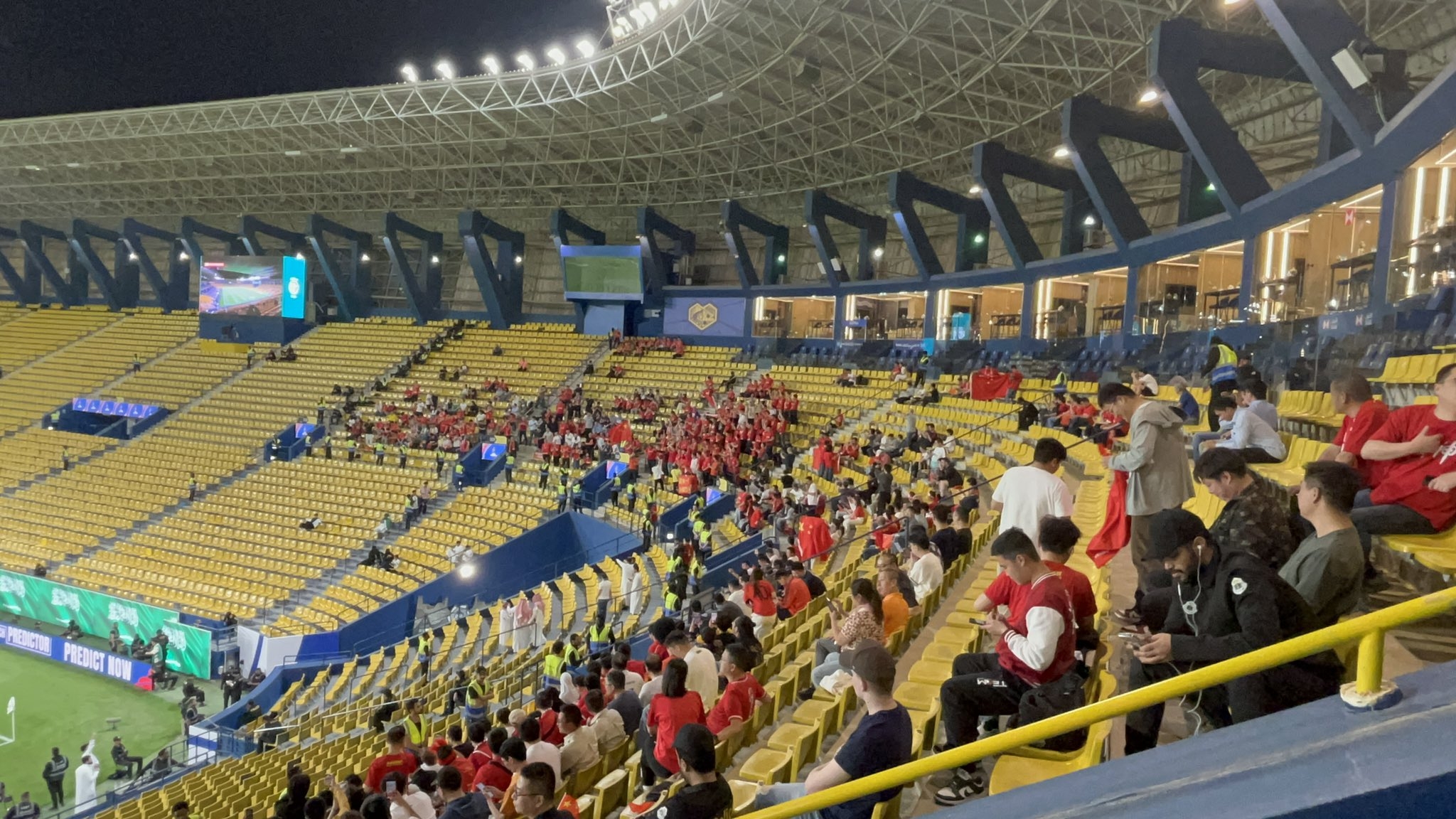  球票已售罄！中國球迷已經(jīng)入場，坐在球場上層沙特球迷區(qū)上方