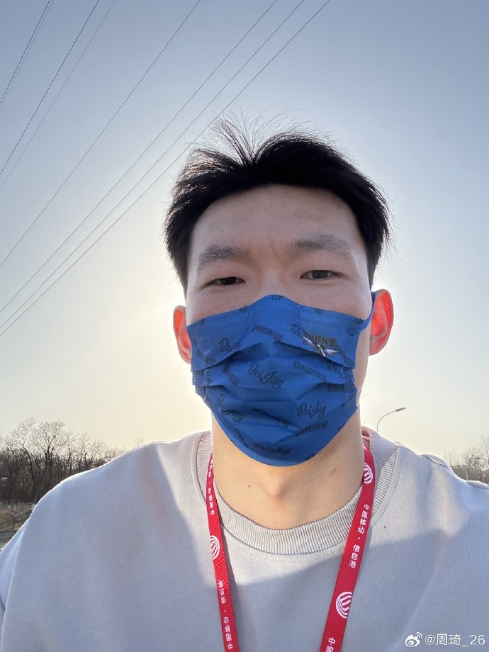  悠閑！周琦騎京牌電動車出行：太陽出來了 開京牌兜兜風(fēng)！