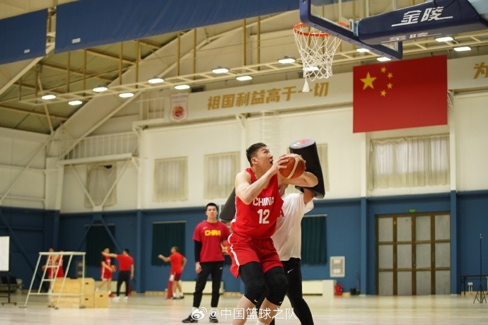  中國籃球之隊官博：大塊頭 大能量 祝李炎哲25歲生日快樂！