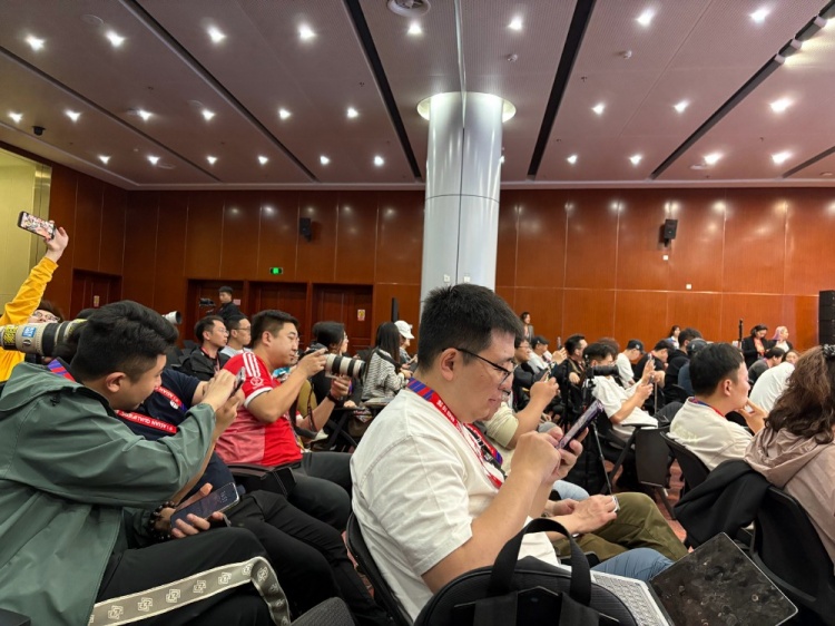  萬眾矚目！記者擠滿國足賽前新聞發(fā)布廳，賽場記者預(yù)計超300人