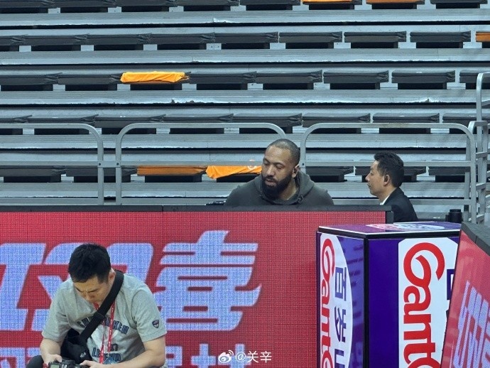  今晚不打？廣東主場(chǎng)迎戰(zhàn)廣廈 吉倫沃特一身便裝現(xiàn)身球館
