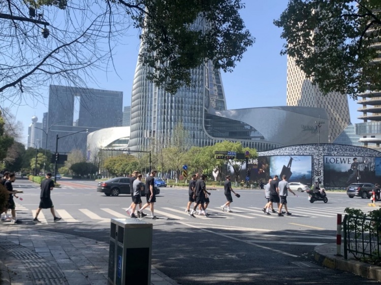  心態(tài)放松，有網(wǎng)友拍到澳大利亞隊(duì)早上在萬象城citywalk