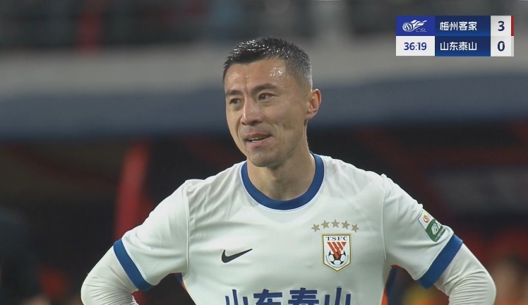  34分鐘0-3落后！36歲鄭錚苦笑36歲大雷沮喪 替補(bǔ)席黃政宇神態(tài)輕松