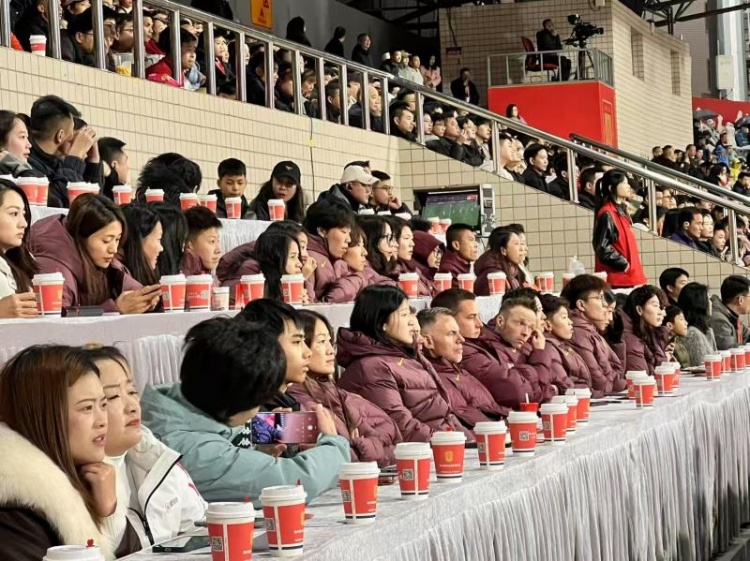  北青體育：中國女足現(xiàn)身中甲賽場，觀看重慶銅梁龍vs遼寧鐵人