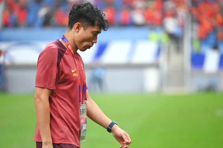 滬媒：單后腰讓國足防守承受更大壓力，若鄭智沒退役或能勝任