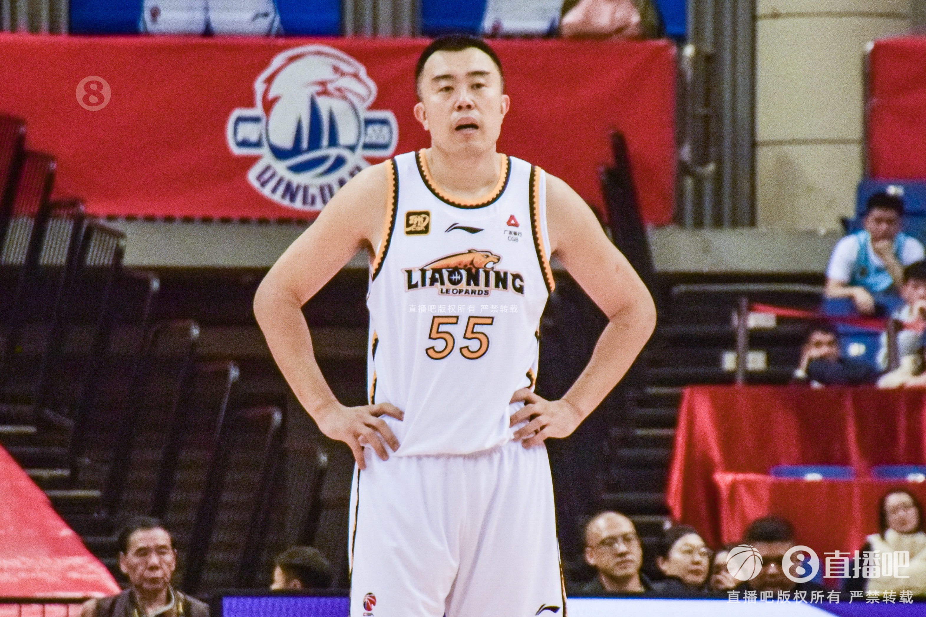  老將不容易！韓德君帶傷出戰(zhàn)半場6分鐘5犯 僅2板2助