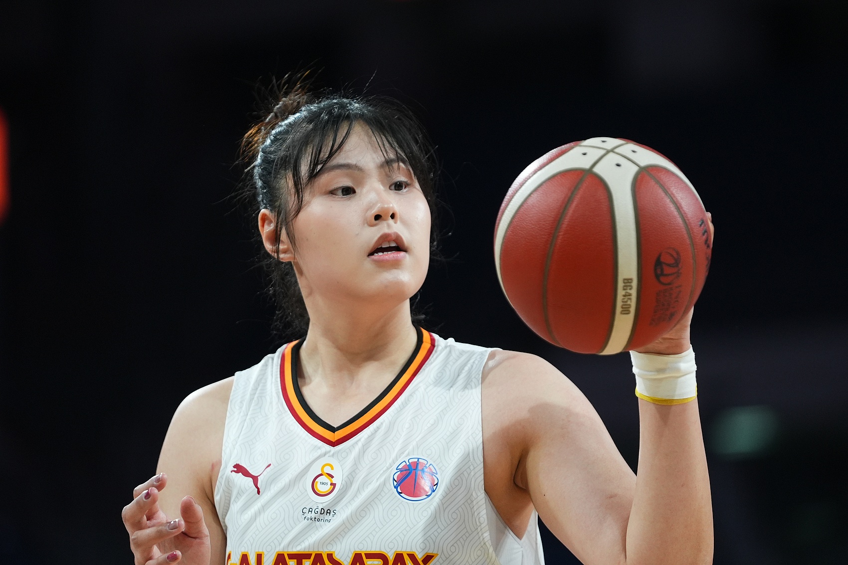  穩(wěn)定高效！李月汝9中6得到18分10板1助2斷1帽 罰球6中6