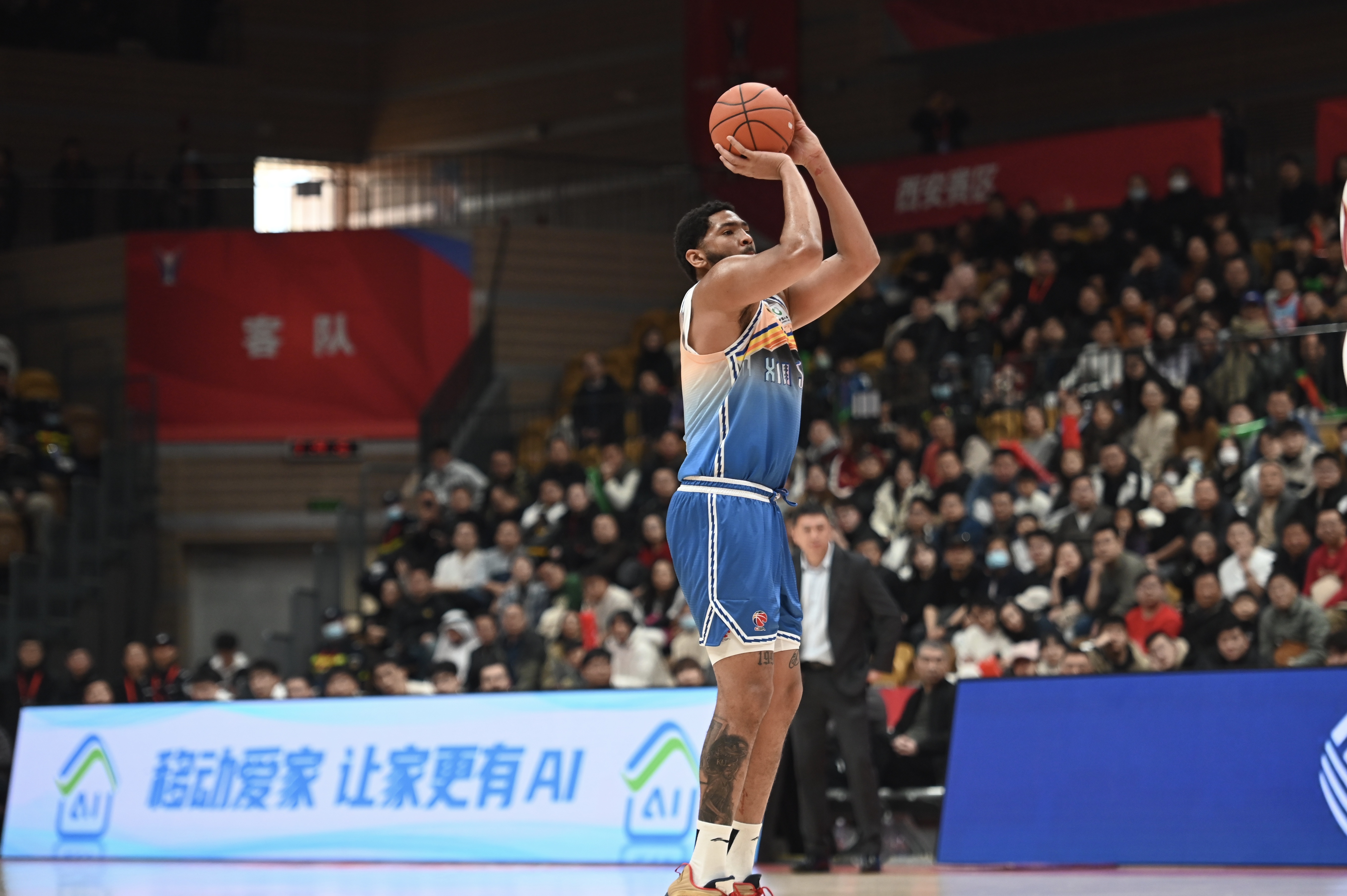  率先發(fā)力！新疆外援勞森首節(jié)7中5拿到11分 三分2中1