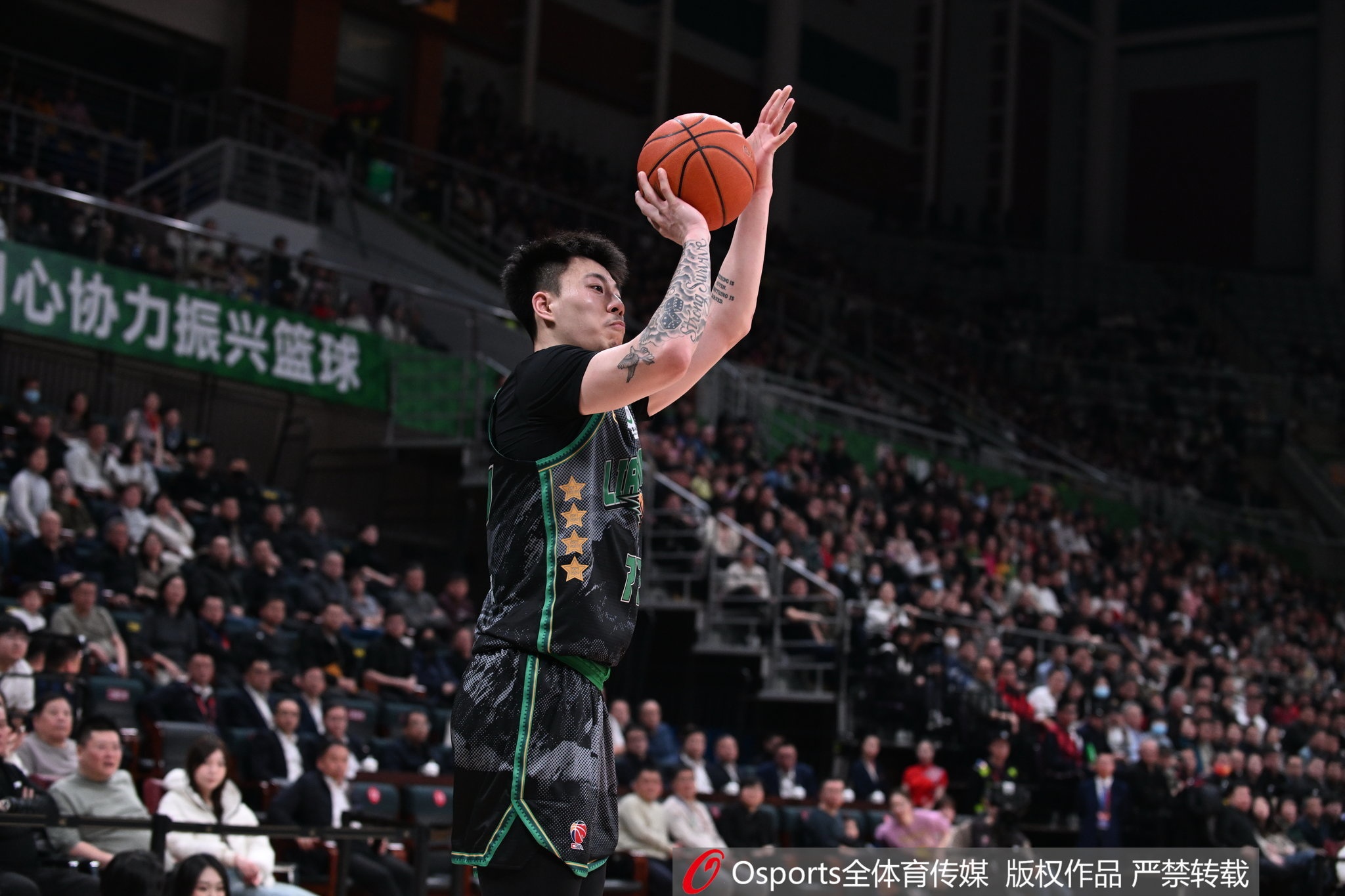  雙星閃耀！張鎮(zhèn)麟&韓德君半場(chǎng)合計(jì)12中8 合砍21分9籃板2助攻2搶斷