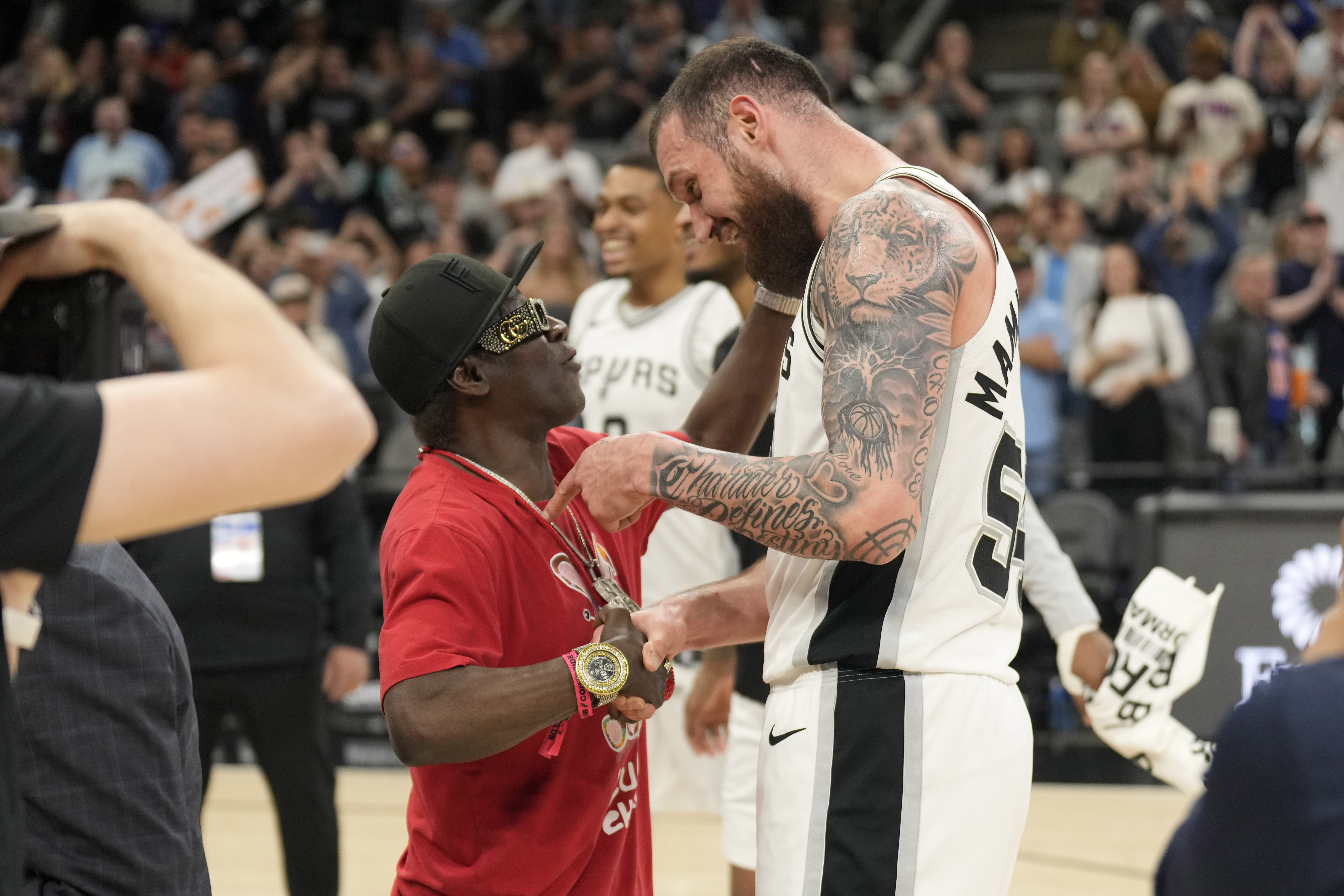  馬穆上場19分鐘就砍下34分！哈特：他能進(jìn)入NBA是有原因的